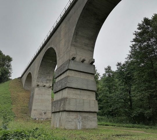 Железнодорожный мост через реку Красную